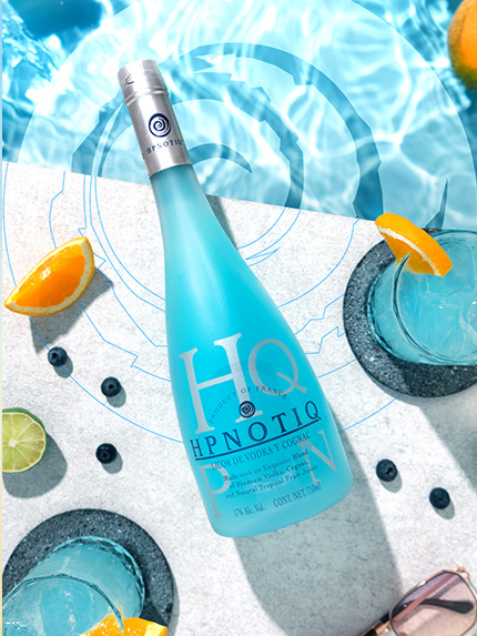 Hpnotiq junto a una piscina con cítricos